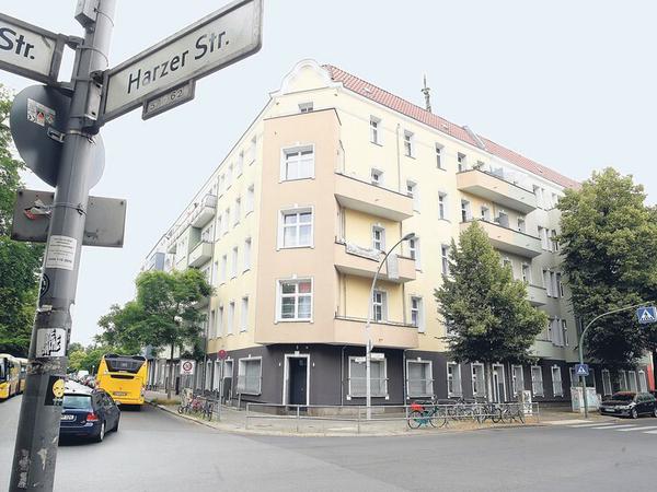 Harzer Straße. Die Fassade leuchtet in hellen Farben, eine Eckkneipe ist einem Gemeinschaftsraum und einem Kindergarten gewichen.