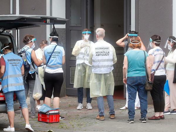 Mitarbeiter des Neuköllner Gesundheitsamts vor den Tests vor Quarantäneende in der Harzer Straße.