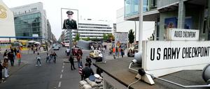 Der ehemalige Übergang zwischen Ost- und Westberlin, Checkpoint Charlie in Kreuzberg.