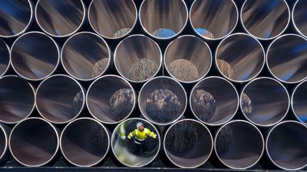 Kommunizieren diese Röhren? Ein Hafenarbeiter im mecklenburgisch-vorpommerschen Mukran prüft das Material für die zukünftige Ostsee-Erdgastrasse Nord Stream 2.