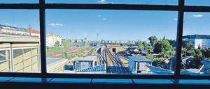Weitblick bis zum Alex: Der S-Bahnhof Bornholmer Straße.