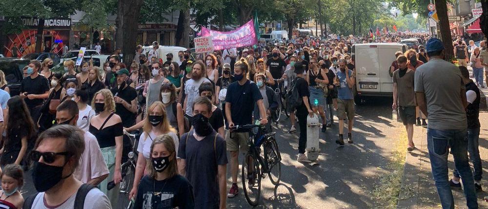 Mehr als 1000 Menschen sind am Freitagnachmittag durch Neukölln gezogen.