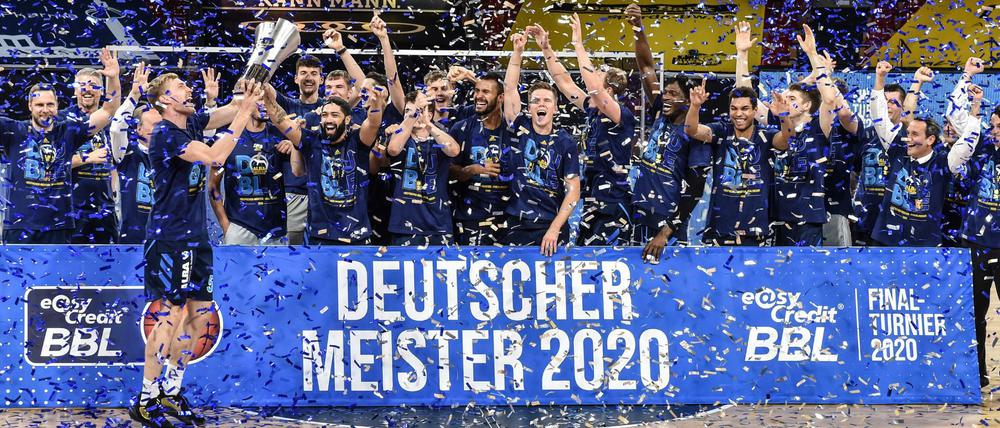 Champion: Alba Berlin feiert die Meisterschaft.