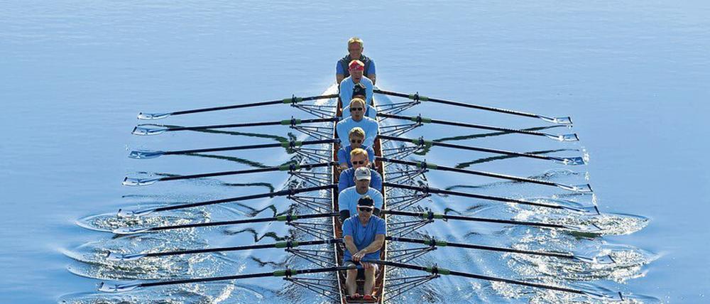 Mehrere Menschen auf recht engem Raum – die Sportler finden, das muss beim Rudern erlaubt sein.