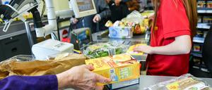 Einige Supermarktketten haben bereits beschlossen, künftig drei Prozent vom gesamten Einkauf abzuziehen.