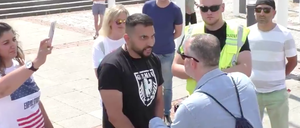 Attila Hildmann droht Journalisten vor dem Messegelände in Charlottenburg. 