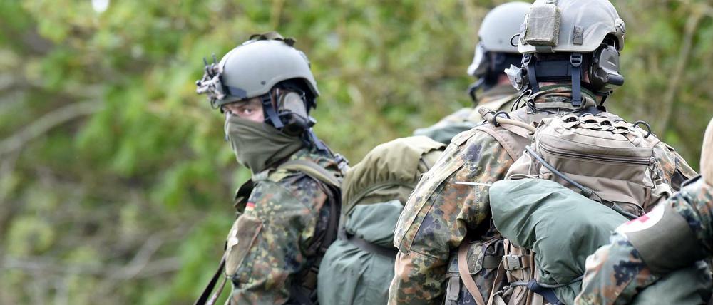Fallschirmjäger des Kommando Spezialkräfte (KSK) bereiten sich in der Nähe von Ahrenviölfeld nach ihrem Absprung auf den Einsatz während der Großübung "Red Griffin/Colibri 50" vor. 