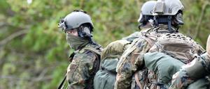 Fallschirmjäger des Kommando Spezialkräfte (KSK) bereiten sich in der Nähe von Ahrenviölfeld nach ihrem Absprung auf den Einsatz während der Großübung "Red Griffin/Colibri 50" vor. 