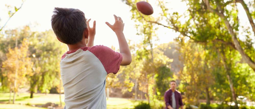 Guter Wurf. Viele Alleinerziehende und ihre Söhne wünschen sich einen Mann als weitere Bezugsperson für das Kind. 