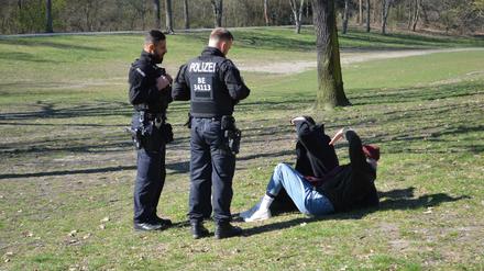 Die Berliner Polizei, hier in der Hasenheide, überprüft überall in der Stadt, ob sich die Menschen an die Corona-Regeln halten.