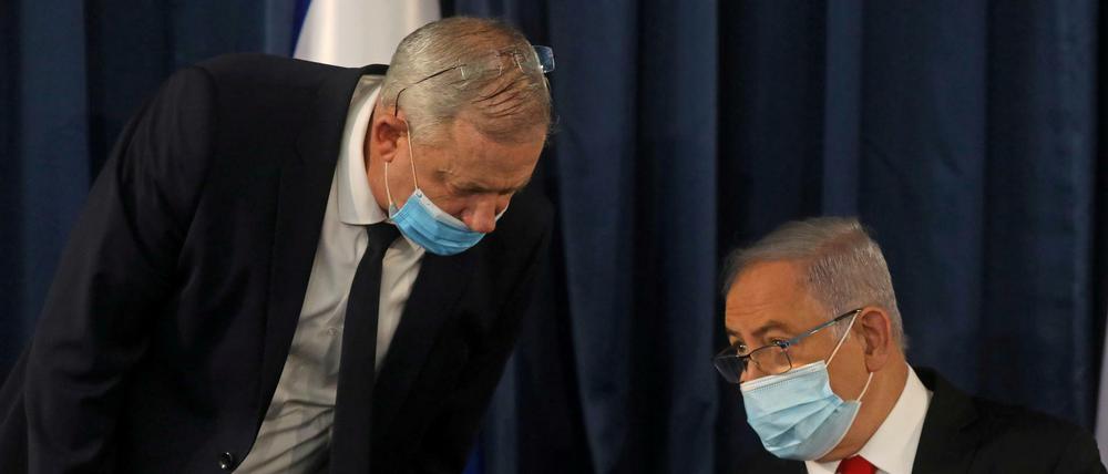 Premier Netanjahu (r.) und Verteidigungsminister Gantz sind sich nicht einig, wie es mit den Annexionsplänen weitergeht.