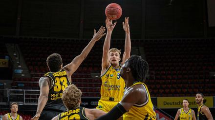 Feuer frei: Niels Giffey lässt den Ball fliegen.