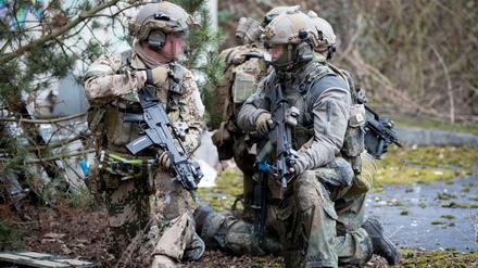 Bundeswehrsoldaten der Eliteeinheit Kommando Spezialkräfte (KSK) trainieren den Häuserkampf und eine Geiselbefreiung. 
