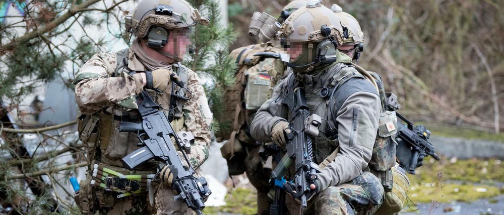 Bundeswehrsoldaten der Eliteeinheit Kommando Spezialkräfte (KSK) trainieren den Häuserkampf und eine Geiselbefreiung.
