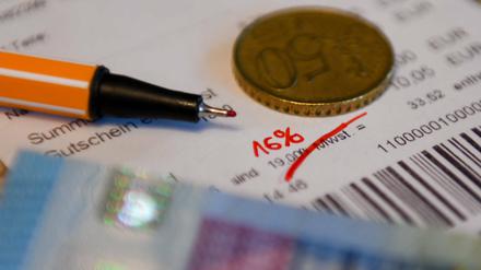 Mit der Senkung der Mehrwertsteuer erhofft sich die Bundesregierung, die Wirtschaft anzukurbeln.