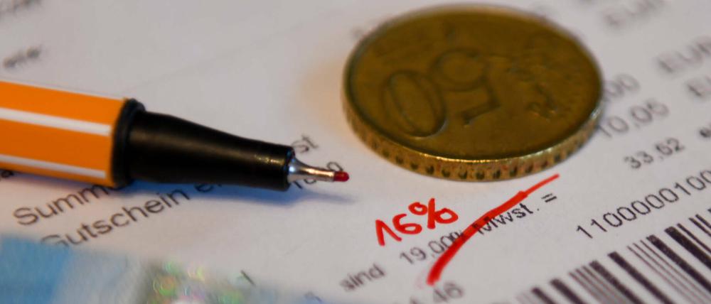 Mit der Senkung der Mehrwertsteuer erhofft sich die Bundesregierung, die Wirtschaft anzukurbeln.