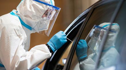 Corona-Abstriche in einem eigens eingerichteten Testzentrum im Landkreis Gütersloh. 