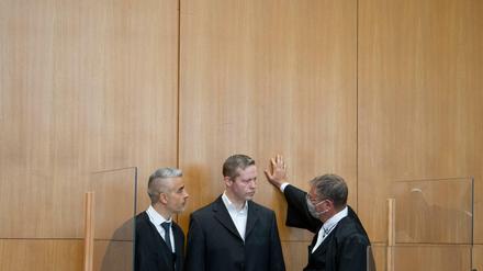 Der Hauptangeklagte Stephan Ernst steht vor Verhandlungsbeginn zwischen seinen Verteidigern Mustafa Kaplan (l) und Frank Hannig.