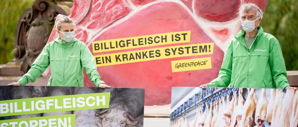 Greenpeace-Aktivisten demonstrieren gegen die Fleischindustrie.