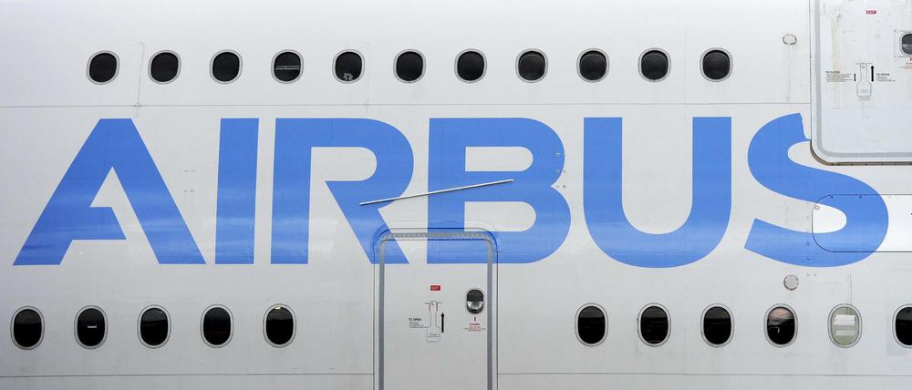 Der Airbus Schriftzug ist während der Luftfahrtausstellung in Farnborough auf einem A380 zu sehen.