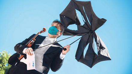 Ein Musiker in Mainz demonstriert für mehr Unterstützung während der Pandemie. 