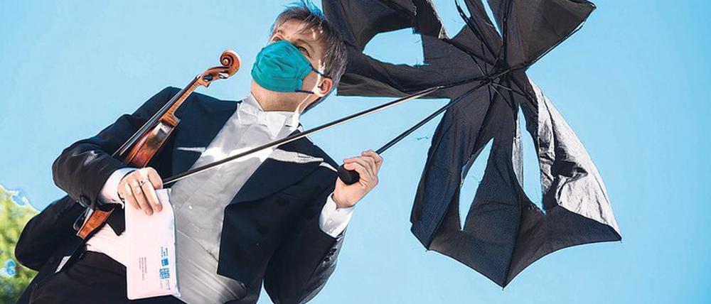 Ein Musiker in Mainz demonstriert für mehr Unterstützung während der Pandemie.