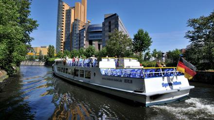 "Spree-Athen": Ein Ausflugsschiff der Reederei Riedel auf dem Landwehrkanal.