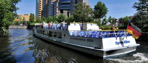"Spree-Athen": Ein Ausflugsschiff der Reederei Riedel auf dem Landwehrkanal.