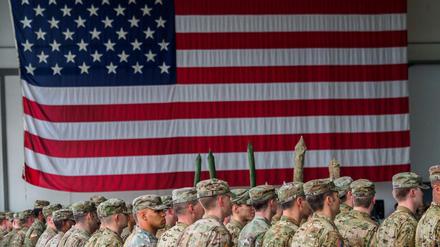 US-Soldaten stehen während einer militärischen Zeremonie in den Storck-Barracks vor einer Flagge der Vereinigten Staaten von Amerika.