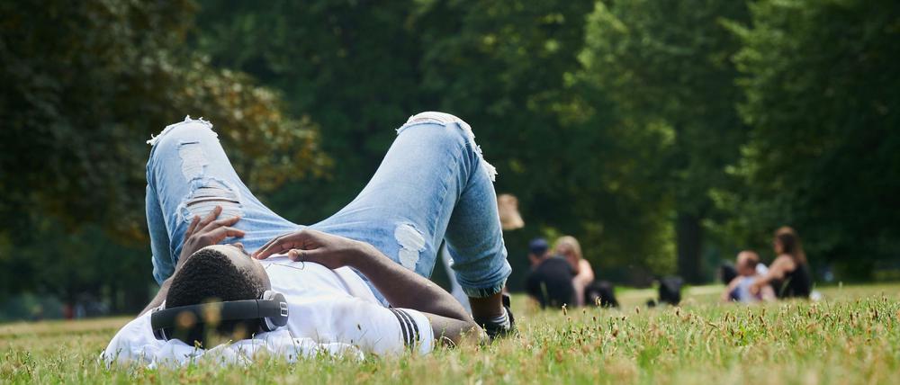 Bloß nicht überanstrengen - so lautet die Devise an diesem heißen Wochenende.