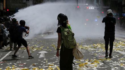 Wasserwerfer gegen die Demonstranten. Die Polizei nahm zahlreiche Menschen in Hongkong fest.