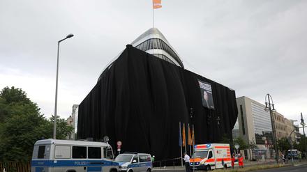 Greenpeace-Aktivisten haben die CDU-Zentrale in Berlin mit schwarzem Stoff bedeckt.