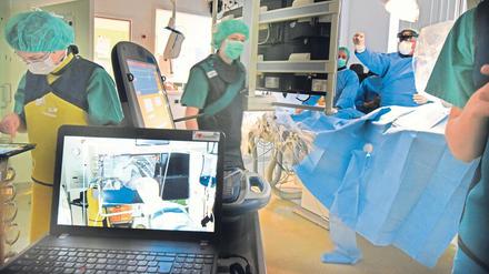 Teure Technik. Im Sana Klinikum Lichtenberg werden spezielle Augmented-Reality-Brillen bei Herzoperationen eingesetzt. Die Brille selbst ist dabei der „billigere“ Teil. Sie kostet um die 4000 Euro. Für die medizinische Spezialsoftware muss die Klinik das Sechsfache berappen. Doch das lohne sich, ist Chefarzt Olaf Göing überzeugt. Die Technik diene der Sicherheit der Patienten. 