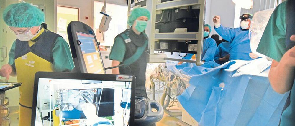 Teure Technik. Im Sana Klinikum Lichtenberg werden spezielle Augmented-Reality-Brillen bei Herzoperationen eingesetzt. Die Brille selbst ist dabei der „billigere“ Teil. Sie kostet um die 4000 Euro. Für die medizinische Spezialsoftware muss die Klinik das Sechsfache berappen. Doch das lohne sich, ist Chefarzt Olaf Göing überzeugt. Die Technik diene der Sicherheit der Patienten.