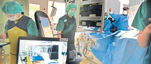 Teure Technik. Im Sana Klinikum Lichtenberg werden spezielle Augmented-Reality-Brillen bei Herzoperationen eingesetzt. Die Brille selbst ist dabei der „billigere“ Teil. Sie kostet um die 4000 Euro. Für die medizinische Spezialsoftware muss die Klinik das Sechsfache berappen. Doch das lohne sich, ist Chefarzt Olaf Göing überzeugt. Die Technik diene der Sicherheit der Patienten. 
