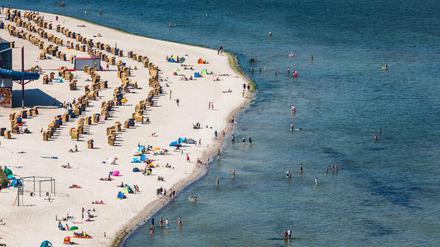 Alles geregelt: Schleswig-Holsteins Strände, hier in Laboe, sind zum Ferienbeginn sehr gut gefüllt.