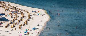 Alles geregelt: Schleswig-Holsteins Strände, hier in Laboe, sind zum Ferienbeginn sehr gut gefüllt. 