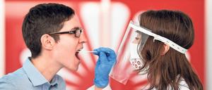 Im ersten deutschen Flughafen-Corona-Testzentrum wird zu Demonstrationszwecken eine Probe entnommen.