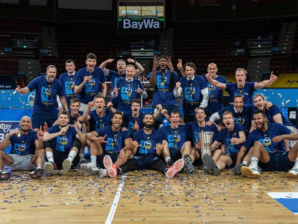 Champions: Die Berliner haben nach der Meisterzeremonie gute Laune.