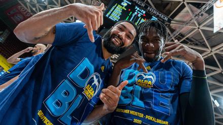 Doublesieger: Peyton Siva (links) und Landry Nnoko können sich über den zweiten Titel der Saison freuen.
