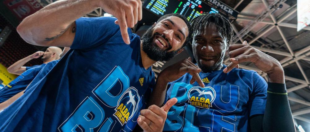 Doublesieger: Peyton Siva (links) und Landry Nnoko können sich über den zweiten Titel der Saison freuen.