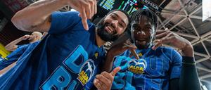 Doublesieger: Peyton Siva (links) und Landry Nnoko können sich über den zweiten Titel der Saison freuen.