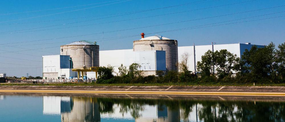 Die beiden Reaktorgebäude des Kernkraftwerk (AKW) Fessenheim und eine anliegende Halle sind aus der Entfernung im Rheintal zu sehen. 