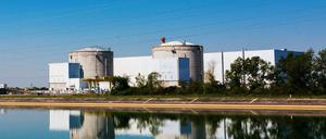 Die beiden Reaktorgebäude des Kernkraftwerk (AKW) Fessenheim und eine anliegende Halle sind aus der Entfernung im Rheintal zu sehen. 