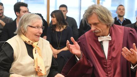Marlies Krämer damals im Bundesgerichtshof (BGH) zusammen mit ihrem Anwalt Wendt Nassall.