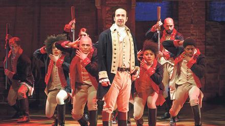 „Hamilton“-Autor Lui-Manuel Miranda (mitte) spielt in der Broadway-Produktion die Titelrolle selbst. 