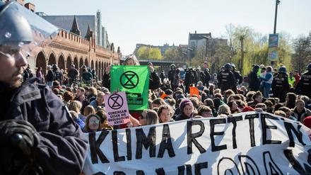 Im April hatten die Umweltaktivisten von "Extinction Rebellion" die Oberbaumbrücke blockiert. In der Verhandlung ging es darum, ob im Moment der Besetzung Autofahrer genötigt worden seien.