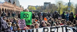 Im April hatten die Umweltaktivisten von "Extinction Rebellion" die Oberbaumbrücke blockiert. In der Verhandlung ging es darum, ob im Moment der Besetzung Autofahrer genötigt worden seien.