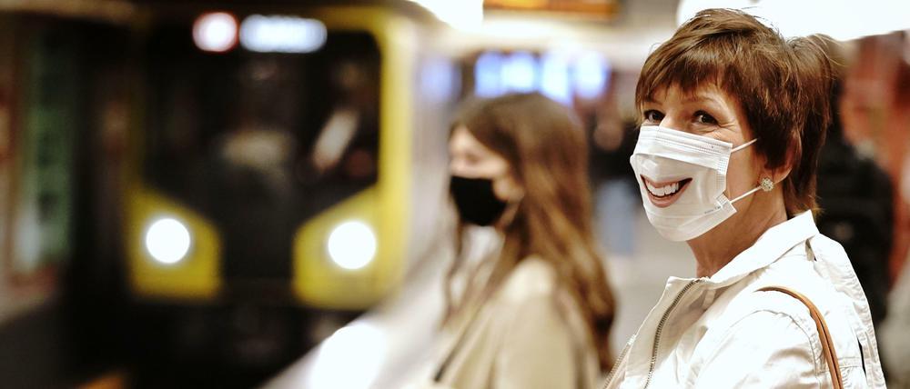 Die Mehrheit in Berlin hält sich an die Maskenpflicht, aber nicht alle.