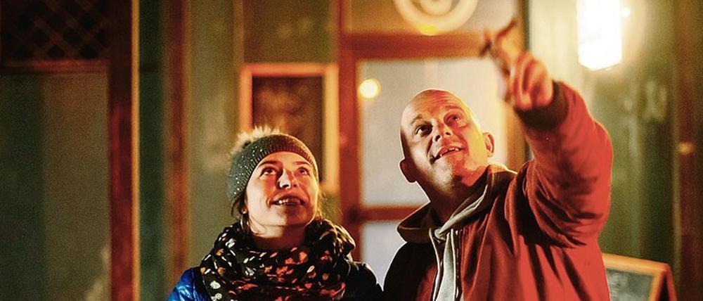 Glücksmoment. Kneipenchefin Lucka (Katerina Janecková) und ihr Verehrer Vandam (Hynek Cermák).